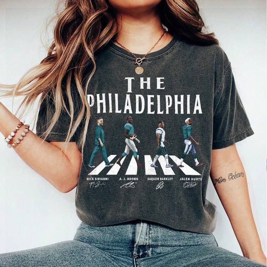 Philadelphia Walking Road Signatures Football Shirt Vintage Jalen Hurts Philadelphia Football Shirt Philly Eagles Shirt - màu đen - Xem 1