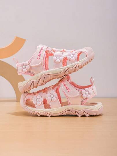 1 đôi dép xăng đan kín mũi cho bé gái, đế mềm chống trơn trượt, chống đá, chống va chạm, thoáng khí, giày đi biển ngoài trời, có khóa dán điều chỉnh, trang trí hoa văn, dép công chúa mùa hè cho bé gái.