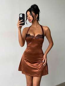 优雅棕色露背迷你连衣裙，上身饰有黑色蕾丝，缎面光泽面料，领口系有蝴蝶结——优雅性感甜美风格，是约会之夜、晚宴派对、夜店狂欢、休闲外出、音乐节以及春夏日常穿搭的理想之选。 - 棕色 - 查看 7