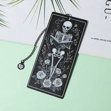 1 Marcapáginas de acero inoxidable con diseño floral de calavera - Diseño gótico único con rosa y colgante de cadena, accesorio de lectura perfecto para amantes de los libros, hombres y mujeres, regalo de marcapáginas | Marcapáginas temático | Marcapáginas duradero, marcapáginas de lectura - En blanco y negro - Ver 7
