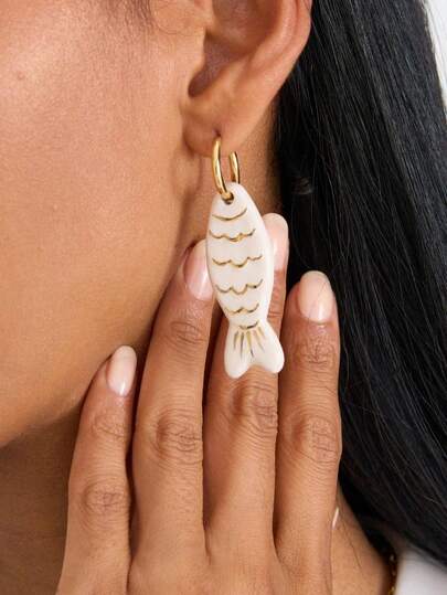 1 par de pendientes de pez con gota de aceite, pendientes pequeños de pez dorados con lunares y rayas multicolor de acero inoxidable, frescos y lindos, adecuados para fiesta de playa bohemia, cita de verano, regalo para novia/mejor amiga