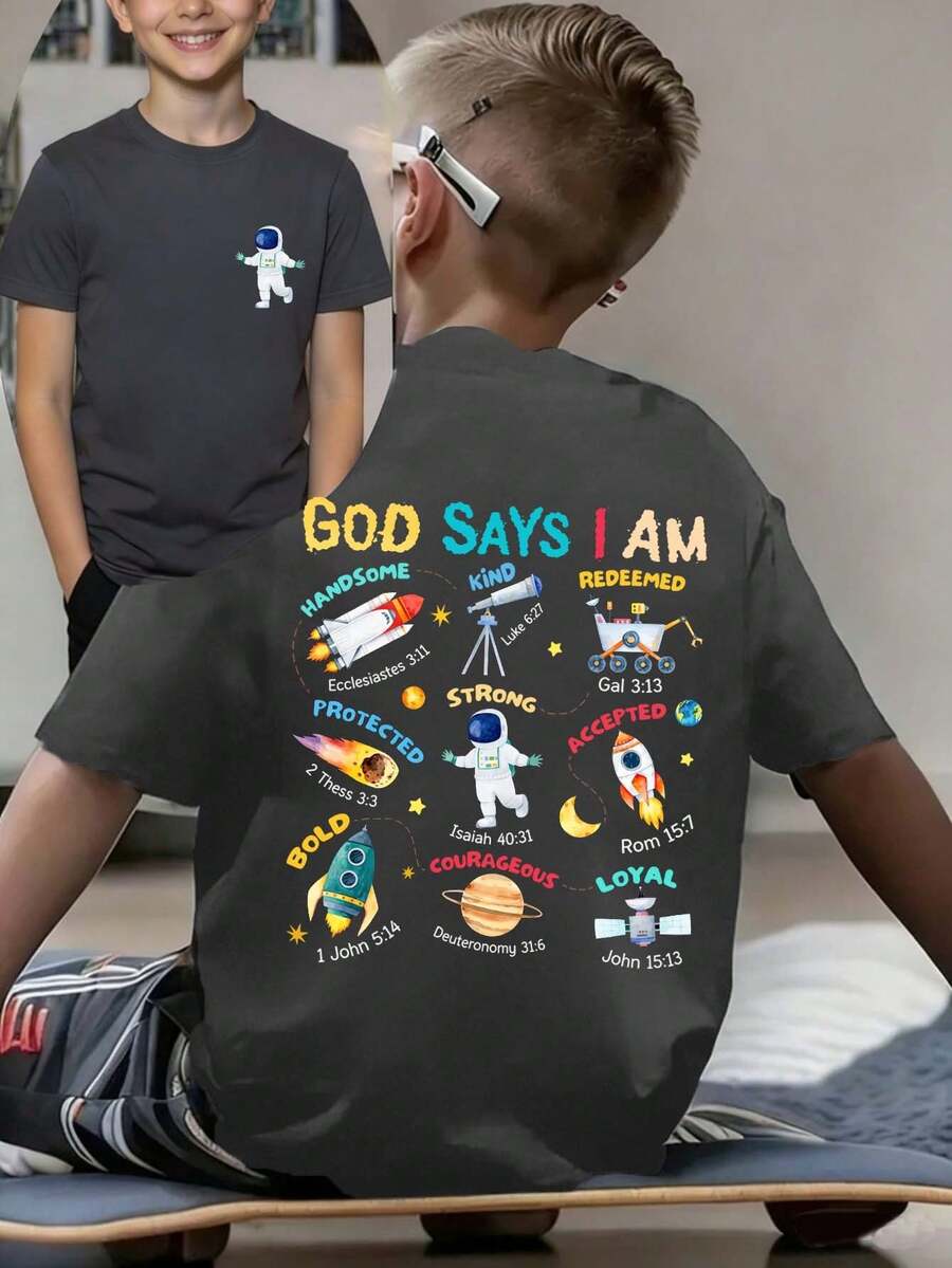 Camiseta gráfica para niño preadolescente "Dios dice que soy...", adecuada para la calle, el campus, eventos, uso diario, top de verano de moda para niños - Gris Oscuro - Ver 1