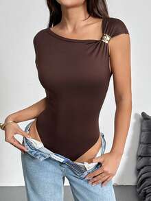 Body de mujer VIVINA de verano casual, versátil, de unicolor, con escote asimétrico, decoración metálica, color chocolate. Adecuado para atuendos de verano, uso diario, ropa de estar en casa y atuendo de viaje/vacaciones. Elegante - Marrón Chocolate - Ver 6