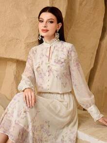 Bộ đồ 2 mảnh thanh lịch lãng mạn gồm áo dài tay cài cúc họa tiết hoa và chân váy hoa cạp chun, họa tiết hoa lá phủ khắp thân áo, trang phục dạ hội trang trọng với cúc thêu và viền bèo nhún tinh tế. - Màu be - Xem 2