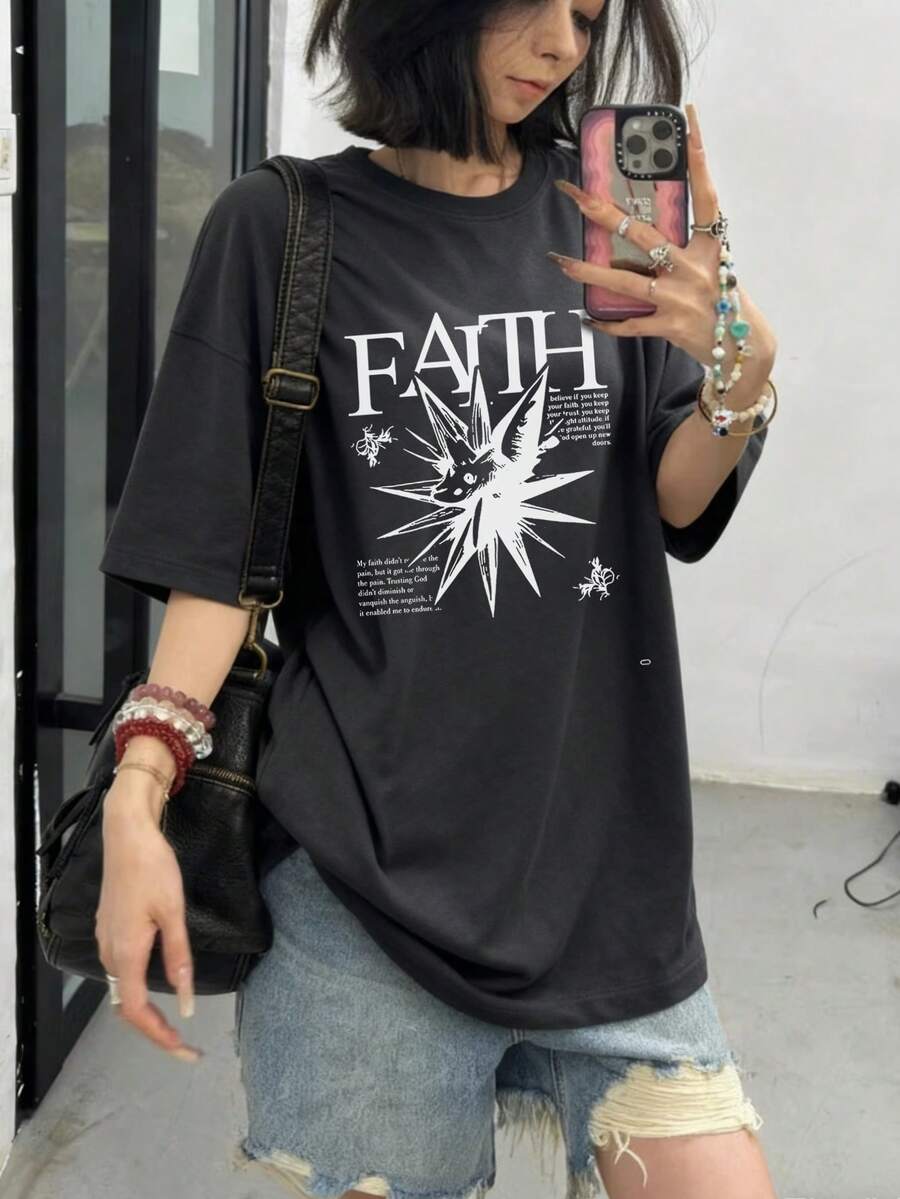 1 pieza Camiseta gráfica casual y holgada con estampado de letras para mujer, top de estilo callejero de cuello redondo, verano 2026 - Gris Oscuro - Ver 1