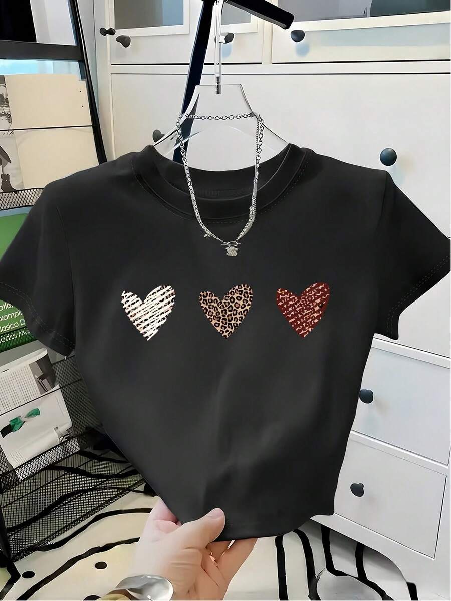 Camiseta Y2K única con diseño de corazones brillantes y estampado de leopardo, perfecta para destacar tu estilo. Ideal para quienes buscan comodidad y moda. ¡Atrévete a lucirla y ser el centro de atención! - Negro - Ver 1