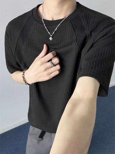 男士黑色短袖T恤，竖条纹设计，插肩袖圆领，抗起球，可机洗干洗，成熟简约休闲风格，适合夏季通勤、朋友聚会以及作为男士礼物。