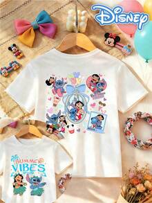 [Disney Authorized] Front: Lilo And Stitch Hula Dancing With Text "SUMMER VIBES" Back: Lilo And Stitch Multi-Panel Collage With Heart, Bow, Ice Cream Elements And Text "BEST FRIENDS FOREVER" "BESTIE" Double-Sided Print Pattern Girls' T-Shirt - Children's Clothing Design Short-Sleeve Casual Cute Style Comfortable And Relaxed Suitable For Boys And Girls, Perfect For Parties And Play Machine Washable Gift Children's Clothing Girls' Short-Sleeve Shirt - trắng - Xem 1