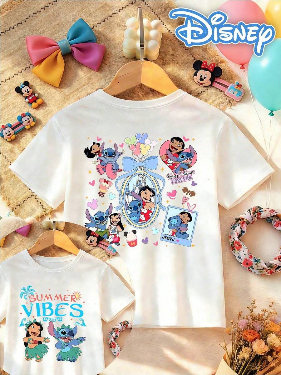 [Disney Authorized] Front: Lilo And Stitch Hula Dancing With Text "SUMMER VIBES" Back: Lilo And Stitch Multi-Panel Collage With Heart, Bow, Ice Cream Elements And Text "BEST FRIENDS FOREVER" "BESTIE" Double-Sided Print Pattern Girls' T-Shirt - Children's Clothing Design Short-Sleeve Casual Cute Style Comfortable And Relaxed Suitable For Boys And Girls, Perfect For Parties And Play Machine Washable Gift Children's Clothing Girls' Short-Sleeve Shirt - trắng - Xem 1
