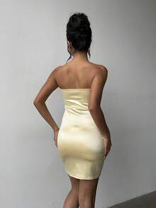 优雅黄色无肩带迷你连衣裙，采用缎面亮面面料，腰部褶裥设计，饰以3D立体花朵，不对称荷叶边，修身包臀剪裁——优雅休闲又不失魅力，是约会之夜、晚宴、城市漫步、夏季派对、休闲外出、春夏日常穿搭、毕业派对的理想之选。 - 黃色 - 查看 2