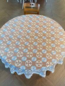 HXARTMIS 1件优雅浅蓝色圆形桌布，网眼面料，刺绣精美，有效保护餐桌，防尘防污，适用于家庭厨房、户外花园、餐厅、咖啡馆和酒店等场所。也适用于婚礼装饰、户外派对、日常装饰、情人节、新年和其他主题节日，多种尺寸可选。 - 淺藍色 - 查看 7