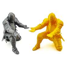 Figurka średniowiecznego rycerza – figurka rycerza, która może służyć jako specjalny stojak na długopisy! Ten rycerz pomoże Ci podnieść długopis z biurka, ułatwiając korzystanie z niego. Służy zarówno jako figurka, jak i stojak na długopisy. Nadaje się do dekoracji świątecznych, wystroju domu, dekoracji biurka oraz jako prezent na różne okazje (nie wymaga zasilania, nie zawiera piór, od 14 lat). - złoto - Zobacz 8