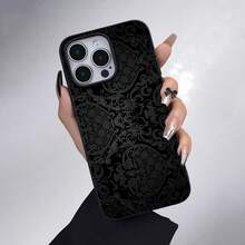 Elegante diseño de papel tapiz de damasco negro. Esta elegante funda es compatible con los modelos  17, 16, 15, 14 Pro Max, 13, 12, 11, XR y XS Plus. Fabricada en silicona TPU, ofrece protección contra golpes y caídas, además de una sensación superior. Es un regalo ideal para familiares, amigos y seres queridos, y una opción perfecta para San Valentín.fundas para ,fundas,accesorios para celular,fundas para celular,fundas para  13,funda  13,funda  16,funda  17 pro max,funda  15,fundas para  16,fundas  11,fundas - Negro - Ver 3