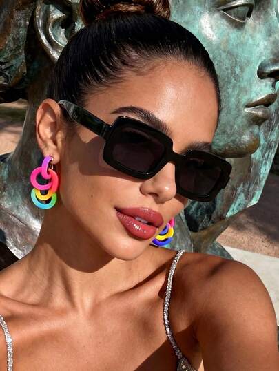 一副男女通用的方形时尚眼镜，适合办公室、都市街头风格和周末休闲穿着，时尚现代的装饰，适合摄影和休闲聚会。