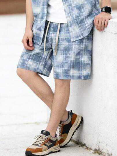 Pantalones cortos casuales de hombre a cuadros azul desgastado y blanco, de tela transpirable y texturizada, con cintura elástica cómoda, adecuados para ir al trabajo o salidas de fin de semana