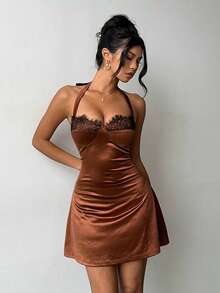 优雅棕色露背迷你连衣裙，上身饰有黑色蕾丝，缎面光泽面料，领口系有蝴蝶结——优雅性感甜美风格，是约会之夜、晚宴派对、夜店狂欢、休闲外出、音乐节以及春夏日常穿搭的理想之选。 - 棕色 - 查看 1