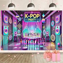 Pancarta de fondo para fiesta de cumpleaños con temática de K-Pop y escena de fiesta de chica cool en un gran escenario. Ideal para decoración temática de pared, celebraciones de festivales de música electrónica, decoración de habitaciones y accesorios de exhibición. - Multicolor - Ver 1