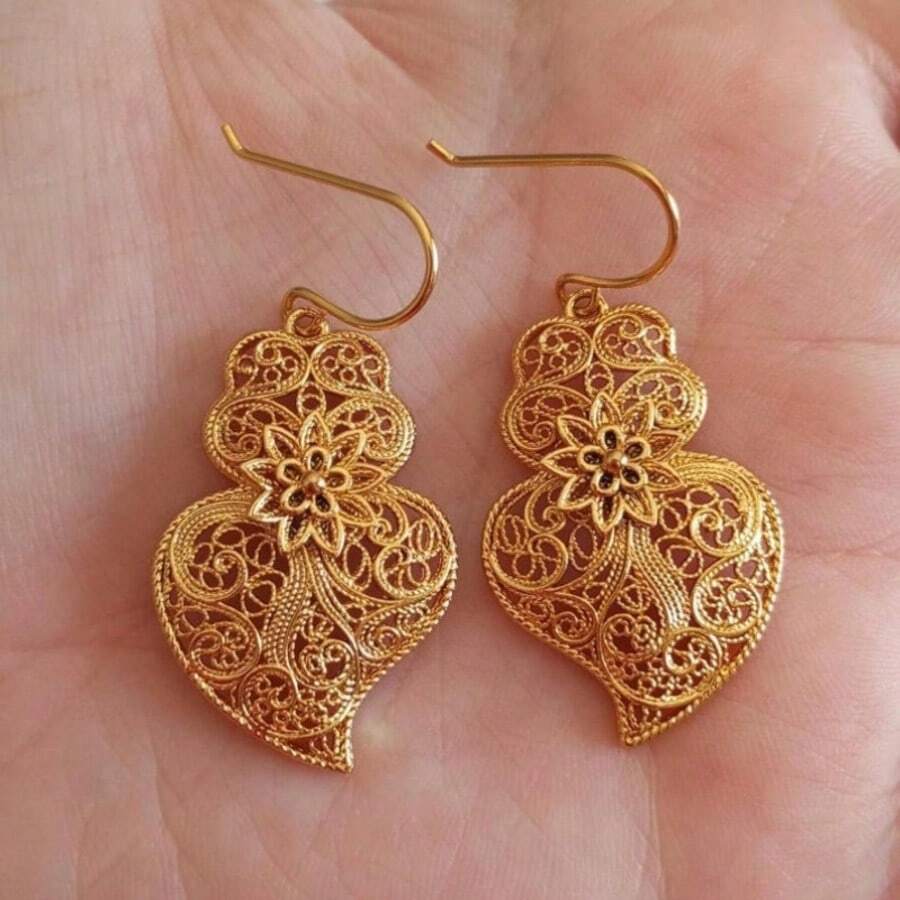 1 Đôi bông tai hoa chạm khắc rỗng kiểu cổ điển thanh lịch, mặt dây chuyền hình trái tim vàng, thiết kế độc đáo, bông tai duyên dáng dành cho phụ nữ, phù hợp để đeo hàng ngày và dự tiệc, cũng là món quà hoàn hảo cho dịp lễ. - Vàng - Xem 1