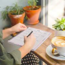 1 Stück persönlicher Informations- und Zeitmanagement-integrierter Planer-Notizbuch, 14 x 21 cm! Enthält Kontakte/Passwort/Geburtstags-Log, Kalender mit Datum- und Wochentag-Markierungen + Feiertage, monatliche ZIELE/To-Do/Notizen-Abschnitte, geeignet zum Verfolgen von Feiertagen, besonderen Ereignissen und mehr, vielseitig für alle Szenarien! - 1 Stück - Übersicht 5