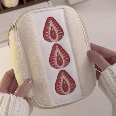 这款草莓三明治毛绒铅笔盒是一款甜美可爱的女士收纳包，非常适合存放铅笔、化妆刷和其他小物件。它功能多样、容量大、便于携带，是送给朋友或女朋友的理想礼物。