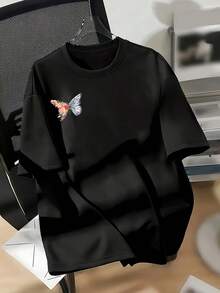Camiseta Y2K de diseño exclusivo con mariposa colorida, perfecta para destacar tu estilo único. Suave y cómoda, ideal para cualquier ocasión. ¡Atrévete a resaltar con esta hermosa prenda! Solo disponible en talla única. - Negro - Ver 1