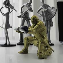 Figurka średniowiecznego rycerza – figurka rycerza, która może służyć jako specjalny stojak na długopisy! Ten rycerz pomoże Ci podnieść długopis z biurka, ułatwiając korzystanie z niego. Służy zarówno jako figurka, jak i stojak na długopisy. Nadaje się do dekoracji świątecznych, wystroju domu, dekoracji biurka oraz jako prezent na różne okazje (nie wymaga zasilania, nie zawiera piór, od 14 lat). - złoto - Zobacz 1