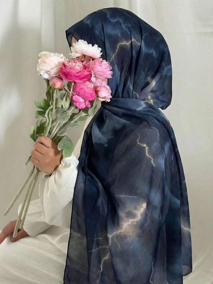 1条女士围巾，饰有波西米亚玫瑰花卉、水彩、大理石纹、波纹、扎染印花，适合日常佩戴。