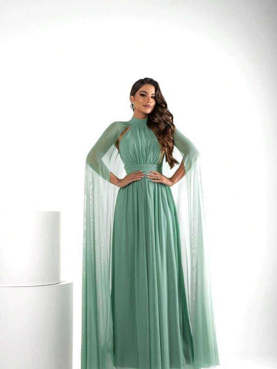 Long Dress With A Flowing Silhouette, Light And Elegant Drape. It Features A High Neckline With A Closed Finish, A Defined Waist That Flatters The Figure, And A Full Skirt With Soft Movement. The Long, Loose Sleeves Have A Cape Effect, Creating A Sophisticated And Imposing Look. Ideal For Formal Occasions, Evening Events, And Special Celebrations, Guaranteeing A Striking Presence And Refined Finish. Elegant Party. Knit Fabric. Zipper. Wedding. - 薄荷綠 - 查看 1