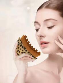 1支新月形面部化妆刷，弧形设计贴合面部轮廓，柔软刷毛温和清洁按摩，舒缓肌肤。 - 彩色 - 查看 6