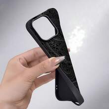 Diseño moderno con estampado paisley negro. Esta elegante funda es compatible con  17, 16, 15, 14 Pro Max, 13, 12, 11, XR y XS Plus. Fabricada en silicona TPU, ofrece protección contra golpes y caídas, además de una sensación superior. Es un regalo ideal para familiares, amigos y seres queridos, y la opción perfecta para San Valentín.fundas para ,fundas,accesorios para celular,fundas para celular,fundas para  13,funda  13,funda  16,funda  17 pro max,funda  15,fundas para  16,fundas  11,fundas - Negro - Ver 6