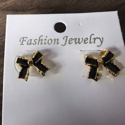 一对优雅的蝴蝶结式耳环，奢华、迷人、高贵的水晶吊坠耳环，适合作为送给女性、女孩的礼物