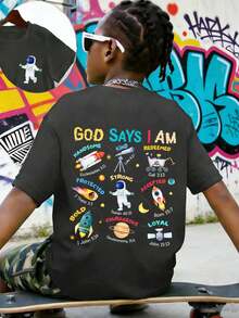 Camiseta gráfica para niño preadolescente "Dios dice que soy...", adecuada para la calle, el campus, eventos, uso diario, top de verano de moda para niños - Gris Oscuro - Ver 5