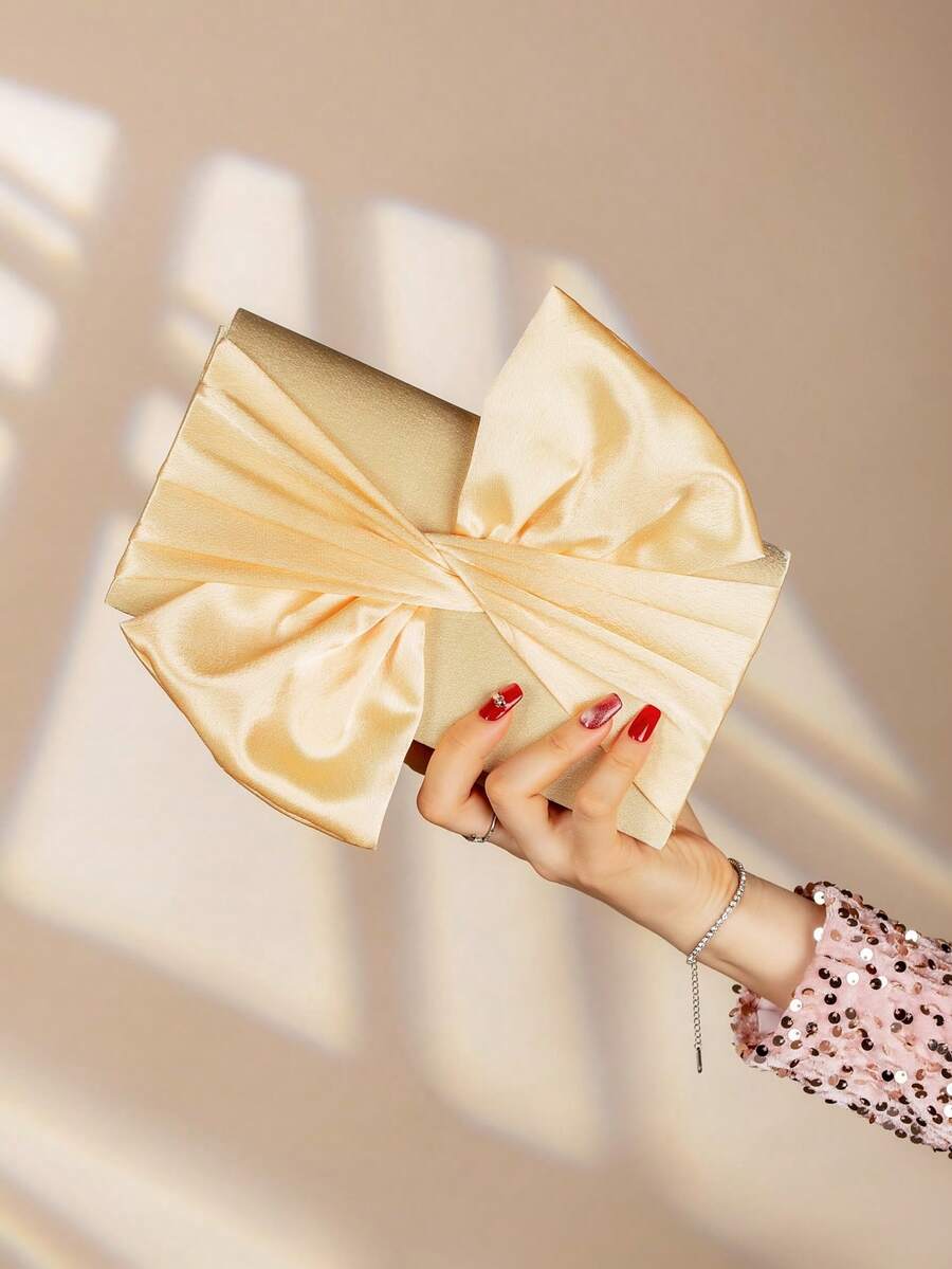 Túi xách cầm tay hình bướm bằng satin, thích hợp cho các buổi dạ hội và những dịp trang trọng.