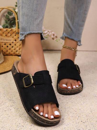 Sandal đế bằng kiểu dáng giản dị có khóa cài, thích hợp đi biển.