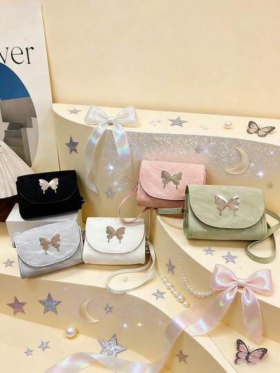 这款全新简约时尚的蝴蝶结斜挎包采用纯色设计，休闲独特的西式风格，小巧的方形肩背/斜挎款式。撞色设计增添了一丝优雅、清新、可爱和甜美的气息，使其成为购物和约会的完美之选。