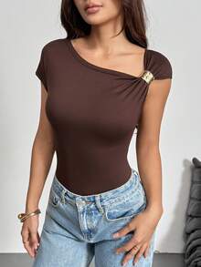 Body de mujer VIVINA de verano casual, versátil, de unicolor, con escote asimétrico, decoración metálica, color chocolate. Adecuado para atuendos de verano, uso diario, ropa de estar en casa y atuendo de viaje/vacaciones. Elegante - Marrón Chocolate - Ver 7