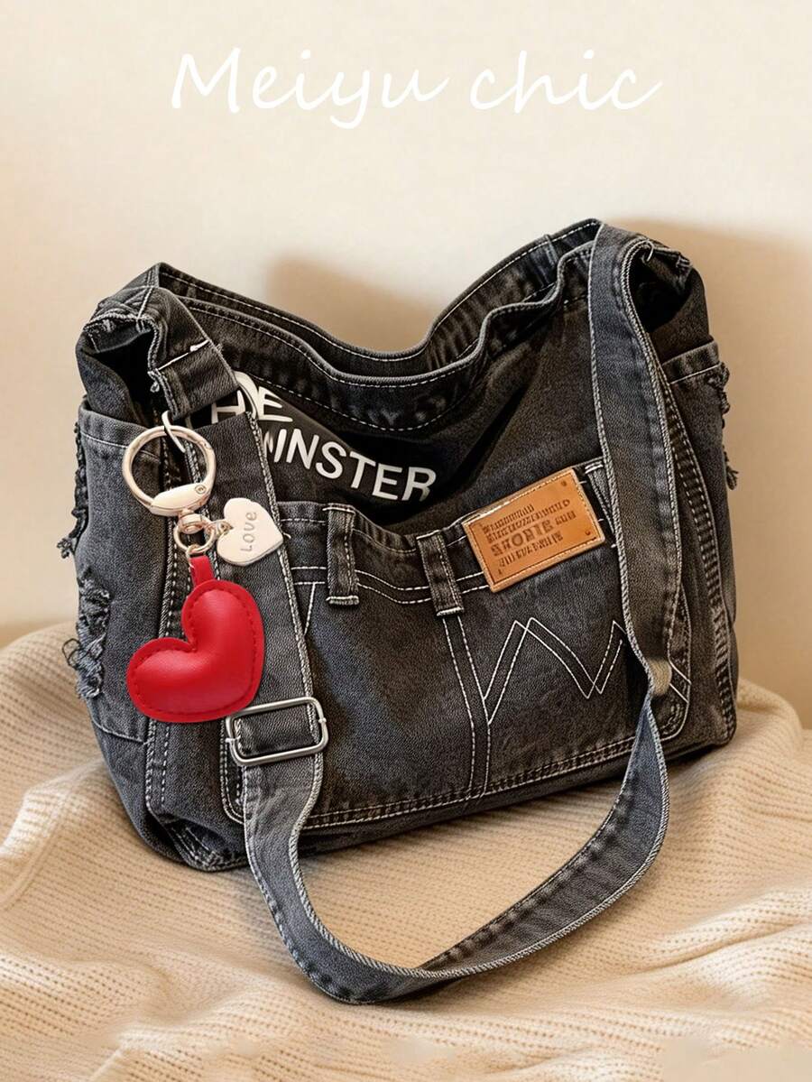 这款全新极简主义牛仔新月形单肩包采用贴袋和字母装饰，轻巧便携。包身配有可调节肩带，纯色休闲百搭，采用做旧水洗牛仔面料，并融入街头牛仔元素。此外，这款包还附赠一个红色心形吊坠，适合购物、外出、约会、商务旅行、旅游、聚会和日常通勤等各种场合。 - 黑色 - 查看 1