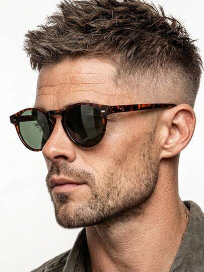 一副男士豹纹圆形复古绿色镜片铆钉装饰时尚眼镜，适合街头风格和度假佩戴