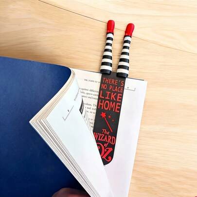 红色高跟鞋女巫腿书签，造型奇特的高跟鞋书签，PVC材质，趣味可爱，带有英文文字，独具特色，送给爱书之人的礼物，创意DIY配件，适合读者和书籍爱好者。