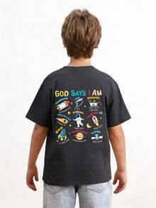 Camiseta gráfica para niño preadolescente "Dios dice que soy...", adecuada para la calle, el campus, eventos, uso diario, top de verano de moda para niños - Gris Oscuro - Ver 2
