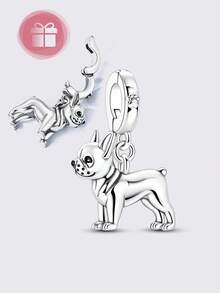 这款原创设计的金色银色吊坠，以栩栩如生的精准度捕捉了从活泼的贵宾犬到忠诚的金毛寻回犬等热门犬种的独特细节。每款吊坠均采用安全通用的搭扣设计，可轻松搭配手链、项链和手镯。 - 金銀色 - 查看 4