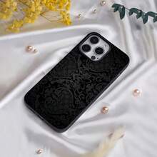 Elegante diseño de papel tapiz de damasco negro. Esta elegante funda es compatible con los modelos  17, 16, 15, 14 Pro Max, 13, 12, 11, XR y XS Plus. Fabricada en silicona TPU, ofrece protección contra golpes y caídas, además de una sensación superior. Es un regalo ideal para familiares, amigos y seres queridos, y una opción perfecta para San Valentín.fundas para ,fundas,accesorios para celular,fundas para celular,fundas para  13,funda  13,funda  16,funda  17 pro max,funda  15,fundas para  16,fundas  11,fundas - Negro - Ver 2