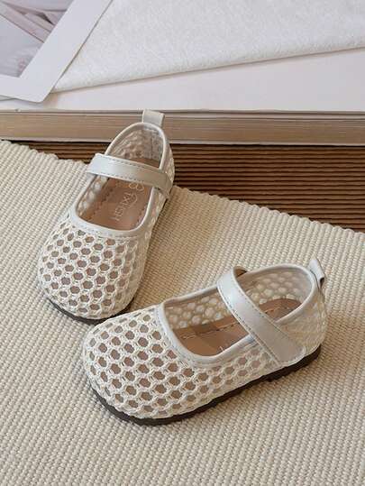 1 đôi giày bệt Mary Jane khoét lỗ thoáng khí kiểu mới cho bé gái, thích hợp để mang hàng ngày vào mùa xuân và mùa hè.