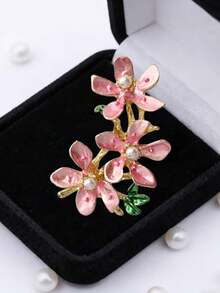 1枚优雅水钻玉兰花中式胸针，适合别在翻领、外套、连衣裙、围巾、旗袍、包包上，可作为礼物送给家人和朋友，也是一件精美的珠宝配饰。 - 粉紅色花朵 - 查看 4