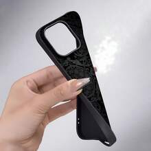 Elegante diseño de papel tapiz de damasco negro. Esta elegante funda es compatible con los modelos  17, 16, 15, 14 Pro Max, 13, 12, 11, XR y XS Plus. Fabricada en silicona TPU, ofrece protección contra golpes y caídas, además de una sensación superior. Es un regalo ideal para familiares, amigos y seres queridos, y una opción perfecta para San Valentín.fundas para ,fundas,accesorios para celular,fundas para celular,fundas para  13,funda  13,funda  16,funda  17 pro max,funda  15,fundas para  16,fundas  11,fundas - Negro - Ver 6