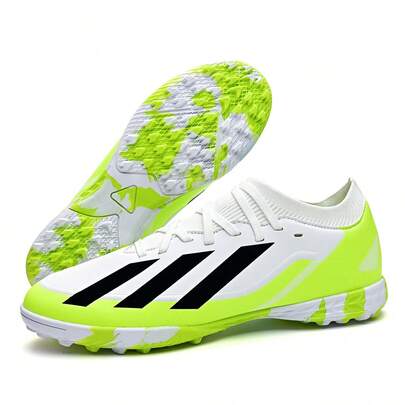 男女通用足球鞋，适合室内外训练，采用耐磨防滑鞋底和系带设计