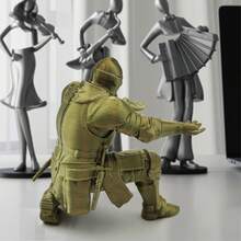 Figurka średniowiecznego rycerza – figurka rycerza, która może służyć jako specjalny stojak na długopisy! Ten rycerz pomoże Ci podnieść długopis z biurka, ułatwiając korzystanie z niego. Służy zarówno jako figurka, jak i stojak na długopisy. Nadaje się do dekoracji świątecznych, wystroju domu, dekoracji biurka oraz jako prezent na różne okazje (nie wymaga zasilania, nie zawiera piór, od 14 lat). - złoto - Zobacz 5