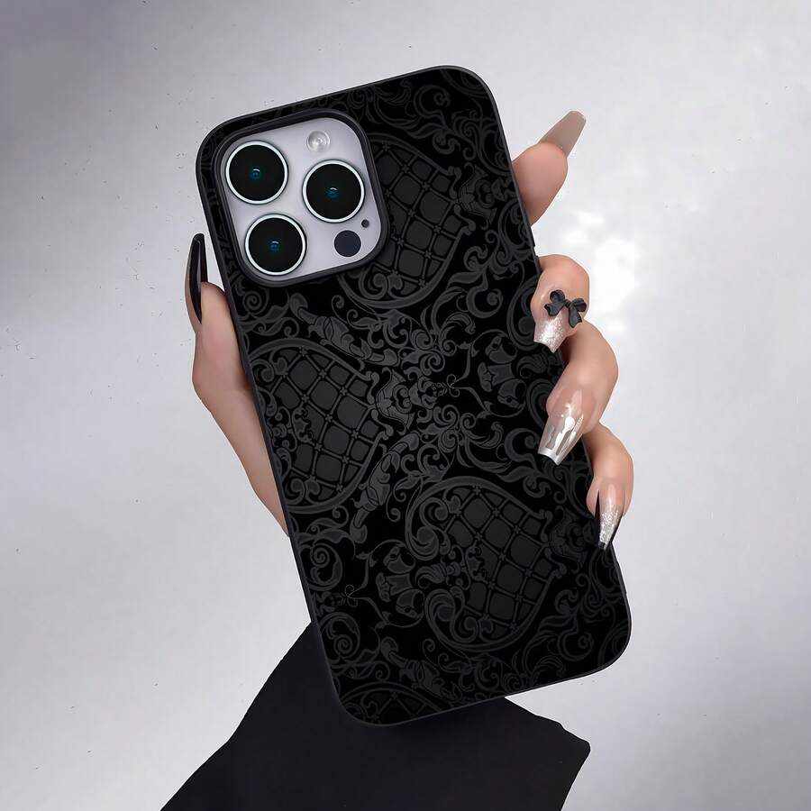 Elegante diseño de papel tapiz de damasco negro. Esta elegante funda es compatible con los modelos 17, 16, 15, 14 Pro Max, 13, 12, 11, XR y XS Plus. Fabricada en silicona TPU, ofrece protección contra golpes y caídas, además de una sensación superior. Es un regalo ideal para familiares, amigos y seres queridos, y una opción perfecta para San Valentín.fundas para ,fundas,accesorios para celular,fundas para celular,fundas para 13,funda 13,funda 16,funda 17 pro max,funda 15,fundas para 16,fundas 11,fundas - Negro - Ver 1