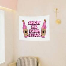 Tapiz de pared juguetón "Muéstrame tus Titos" con estampado de leopardo rosa y diseño de botella retro, acogedor para interiores, para sala de estar, dormitorio, fiesta, espacio de San Valentín, romántico, accesorios para el hogar, tema divertido y de reunión social, decoración de interiores audaz y elegante para el invierno, decoración de inicio de conversación llamativa, perfecto para la preparación del Día de San Valentín, acentos de decoración de interiores de invierno - 1PC - Ver 3