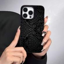 Elegante diseño de papel tapiz de damasco negro. Esta elegante funda es compatible con los modelos  17, 16, 15, 14 Pro Max, 13, 12, 11, XR y XS Plus. Fabricada en silicona TPU, ofrece protección contra golpes y caídas, además de una sensación superior. Es un regalo ideal para familiares, amigos y seres queridos, y una opción perfecta para San Valentín.fundas para ,fundas,accesorios para celular,fundas para celular,fundas para  13,funda  13,funda  16,funda  17 pro max,funda  15,fundas para  16,fundas  11,fundas - Negro - Ver 4